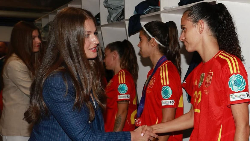 Sofía y Leonor, saludando a las subcampeonas de Europa