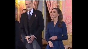 La reina Letizia pierde su pulsera de diamantes y se salta el protocolo para recogerla