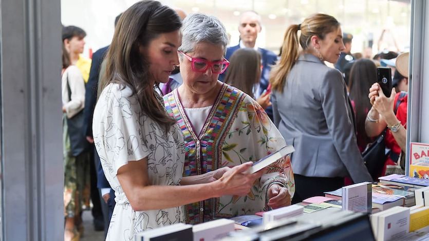 La reina Letizia y Eva Orúe, directora de la Feria del Libro en una caseta del retiro
