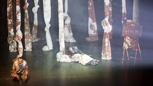 Crítica de la obra de teatro 'Lo que sueña un perro': la guerra a las puertas de casa