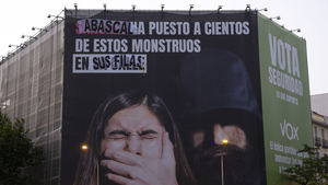 Activistas feministas cambian la lona de Vox: "Abascal ha puesto a cientos de estos monstruos en sus filas"