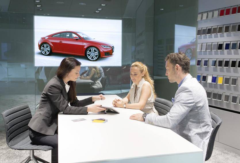 Los compradores jóvenes quieren llevarse el coche del concesionario en la primera visita