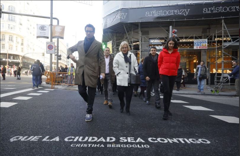 El equipo de Gobierno se ha dado un baño de masas durante el paseo por Gran Vía con motivo del arranque de Madrid Central