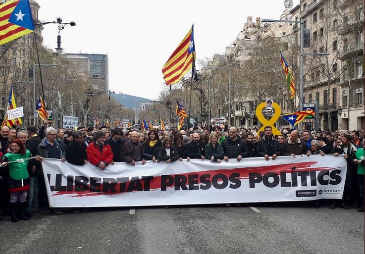 El independentismo toma Barcelona tras la detención de Puigdemont