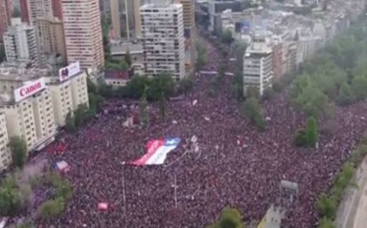 Piñera pide la dimisión de sus ministros como respuesta a la mayor manifestación de la historia democrática de Chile