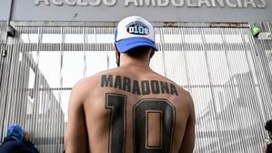 Maradona sufre síndrome de abstinencia mientras se recupera de la operación en la cabeza