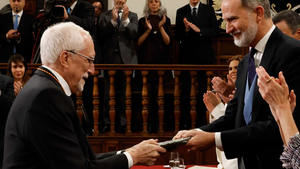 Luis Mateo Díez recibe del rey el Premio Cervantes