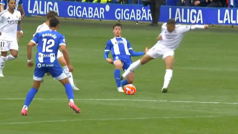 La entrada de Mbappé a Bueno (Foto: Captura vídeo Movistar +)
