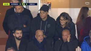 Mbappé, viendo el resto del partido en un palco del estadio del Mónaco