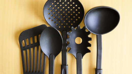 Utensilios de plástico negro
