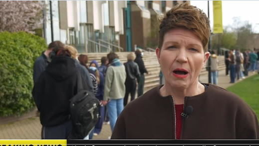 Alumnos haciendo cola para recibir medicamentos