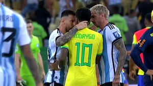 Encontronazo mítico entre Messi y Rodrygo en el Brasil-Argentina
