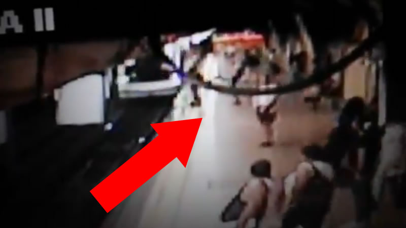 Un vídeo muestra a un hombre empujando a otra persona a las vías del metro en Argüelles, Madrid