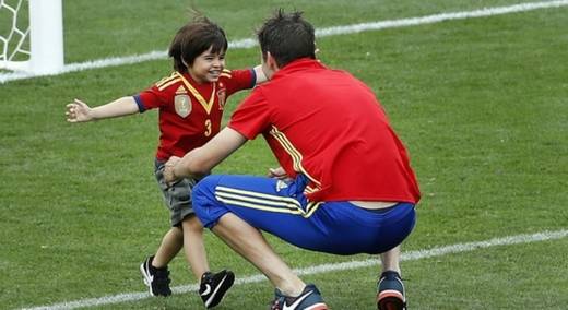 España se reconcilia con Piqué: el gol y las fotos de su hijo con la camiseta de la Selección gustan a todos