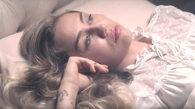 Miley Cyrus estrena nuevo videoclip y ya se puede ver: 'Younger Now'