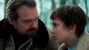 Millie Bobby Brown y David Harbour, en una escena de la serie