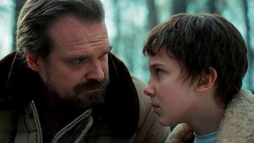 Millie Bobby Brown y David Harbour, en una escena de la serie