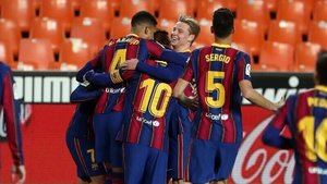 El Barça sigue en la pelea tras sobrevivir a un festival de goles en Mestalla (2-3)
