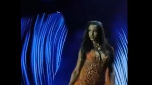 Susto en Miss Universo: Miss Jamaica se cae y sale en camilla