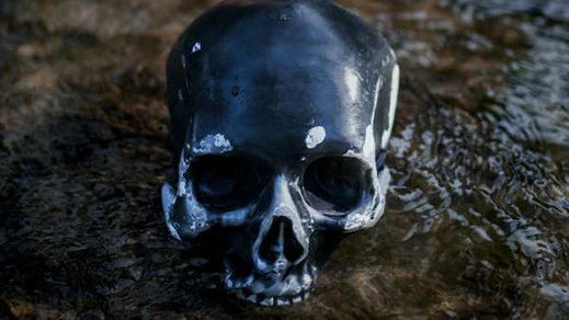 Crítica de la obra de teatro 'Mojado': una tragedia encerrada en sólo 6 letras