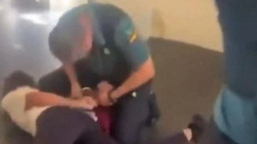 Monitora arrestada por un Guardia Civil en un vuelo de Valencia París