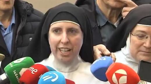 Monjas de Belorado antes de entrar en el juzgado a declarar