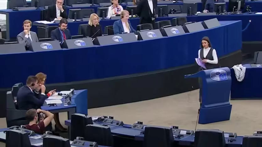 Irene Montero dejando el pañuelo palestino