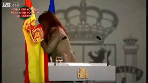 Dani Mateo no fue el primero en hacer un 'sketch' sonándose la nariz con la bandera de España
