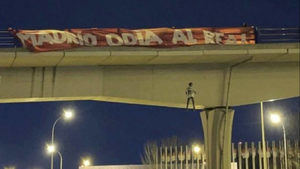 Ultras del Atleti simulan el ahorcamiento de Vinicius en un puente