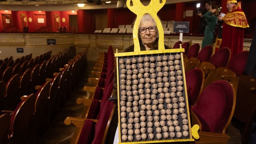 Mujer disfrazada con las bolas de la lotería