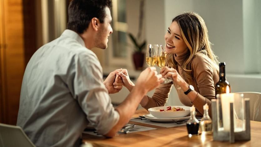 Pareja compartiendo menú