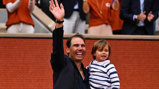 Nadal, con su hijo en brazos durante el homenaje