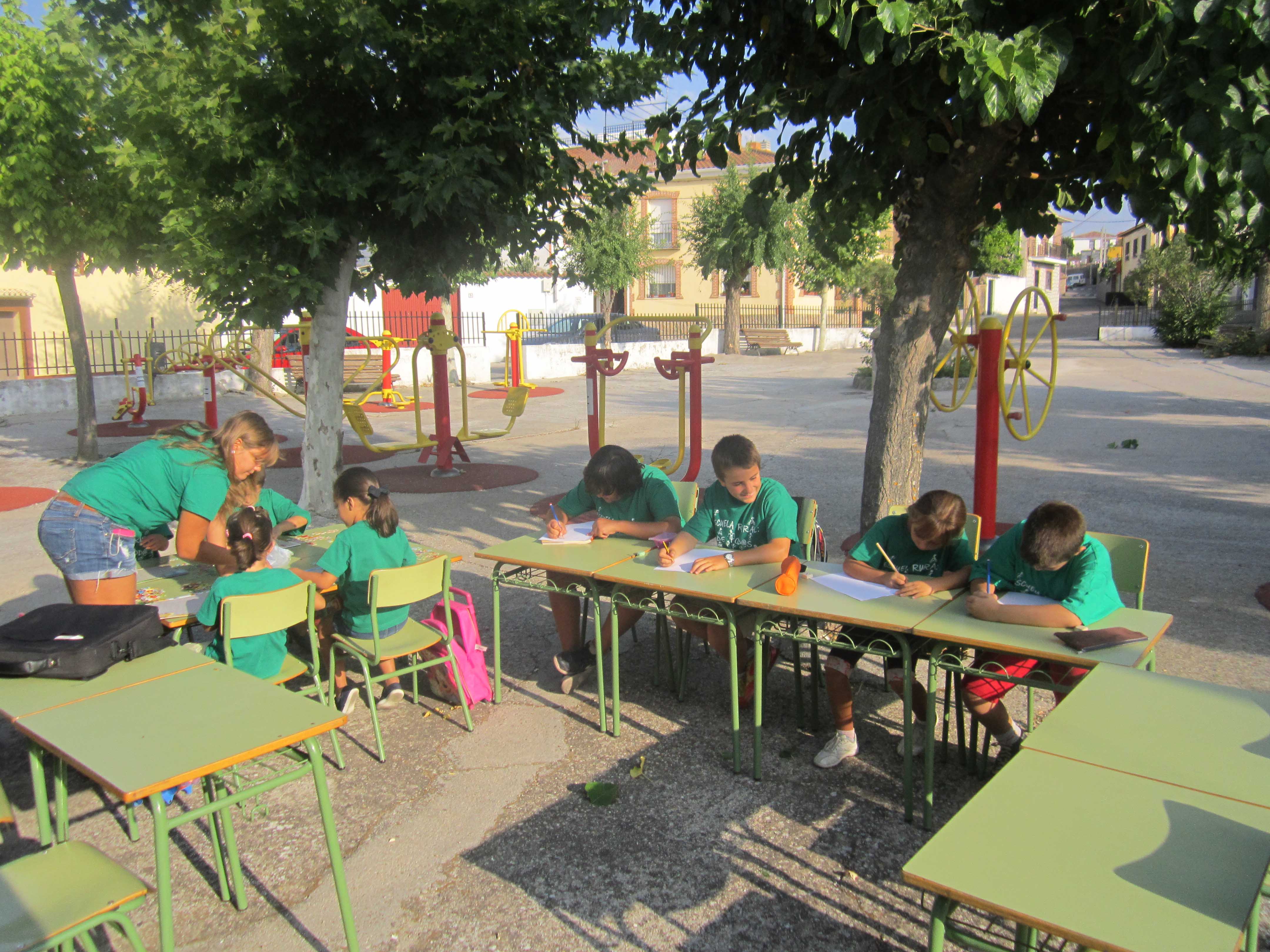 Comenzaron las clases en un parque para protestar por el cierre de su colegio y hoy reciben un premio