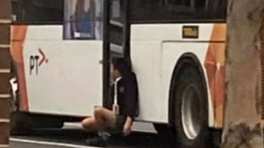 Niño atrapado en la puerta de un autobús en Australia