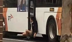 Un niño queda atrapado en la puerta de un autobús en Australia y es arrastrado hasta la siguiente parada