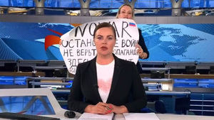 Una periodista rusa se convierte en imagen mundial por protestar en pleno directo contra la guerra
