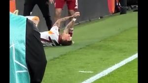 Un futbolista sufre la semiamputación de un dedo tras chocar con una publicidad