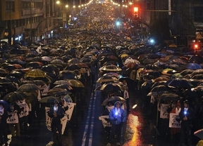 Miles de personas se manifiestan bajo la lluvia en Bilbao en apoyo a los presos etarras