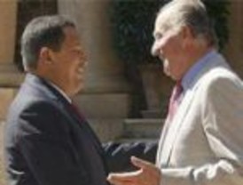 Intenso apretón de manos entre Chávez y el Rey Juan Carlos