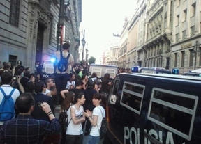 La 'cacerolada' en la Bolsa cae en saco roto por el bloqueo de la policía en la calle Alcalá