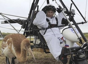 Putin, de la censura 'previa' al vuelo en ala delta con grullas siberianas