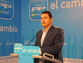 Bill Gates visita las tortugas gigantes en las Islas Galápagos