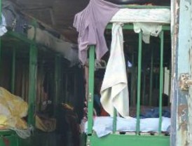 Denuncian a una empresa que obligaba a sus empleados a dormir en un colectivo