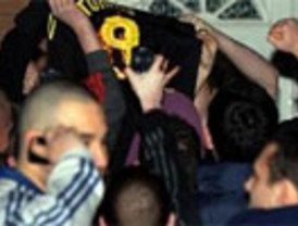 Aficionados del Liverpool queman camisetas del 'traidor' Torres tras su marcha al