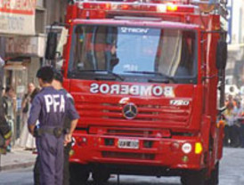 Bomberos de Murcia extinguen el indencio de un bazar situado en la capital murciana, con 2 personas atendidas