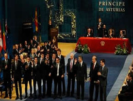 Los 8 galardonados con el Premio Príncipe de Asturias recibieron la ameritada insignia y el fútbol hispano feliz