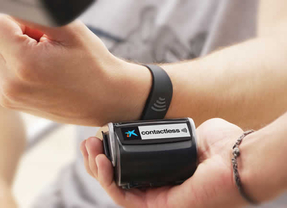 CaixaBank lanza la primera pulsera Visa contactless, que permite hacer compras tan solo acercando la muñeca al datáfono 