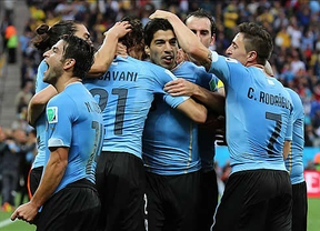 Uruguay se aferra al Mundial tras vencer a Inglaterra con dos goles de Luis Suárez (2-1)