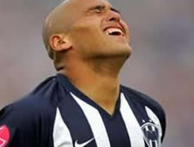 Confirman salida de Suazo por un mes debido a lesión en el hombro