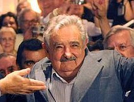 Congreso español recibe a Uribe